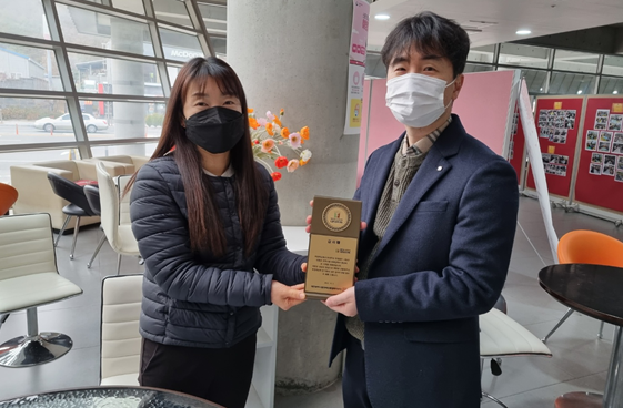 후원자 지지격려, 감사패 전달 후원자 지지격려, 감사패 전달