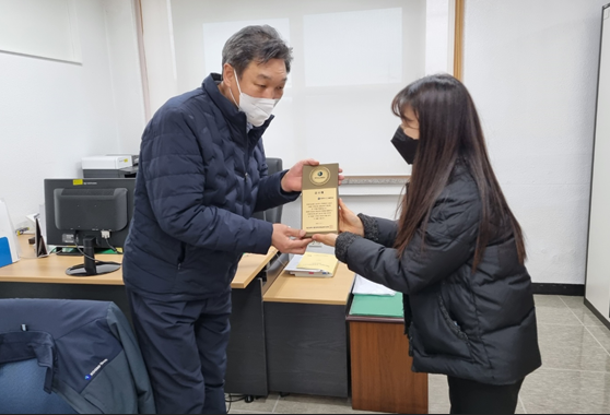 후원자 지지격려, 감사패 전달 후원자 지지격려, 감사패 전달