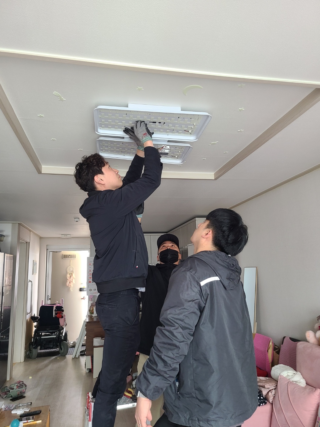 중증장애인 가정 LED 전등 교체와 리모컨 설치 중증장애인 가정 LED 전등 교체와 리모컨 설치