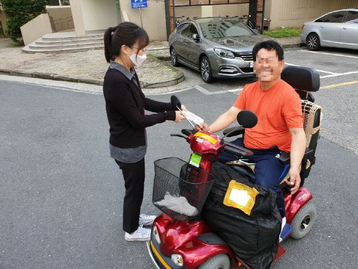 저소득 재가장애인에게 온누리 상품권 전달