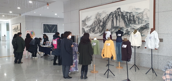 옷에 날개를 더하다 전시회 옷에 날개를 더하다 전시회